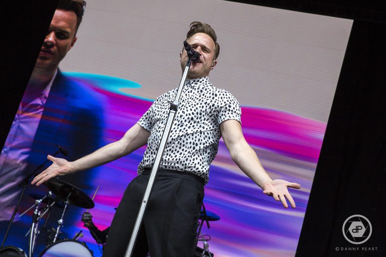 Olly Murs has our heart skip a beat at the York Racecourse